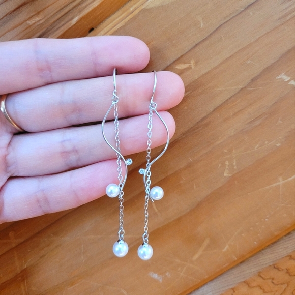 Pretty, elegant faux pearl dangle wavy silver hook earrings. Hypoallergenic - Picture 2 of 5
